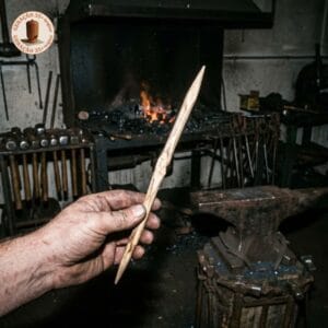 Casa de ferreiro espeto de pau: por que o ditado faz sentido