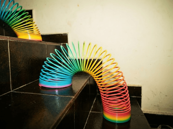 Mola Maluca descendo uma escada, brinquedo dos anos 80 e 90