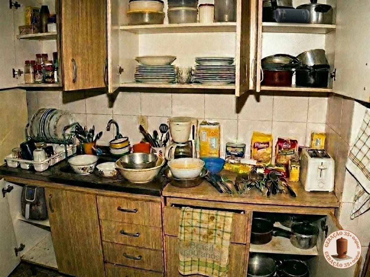 Fotografia amadora com flash direto de uma clássica cozinha dos anos 90, contendo três objetos modernos anacrônicos escondidos no cenário no Desafio do Intruso