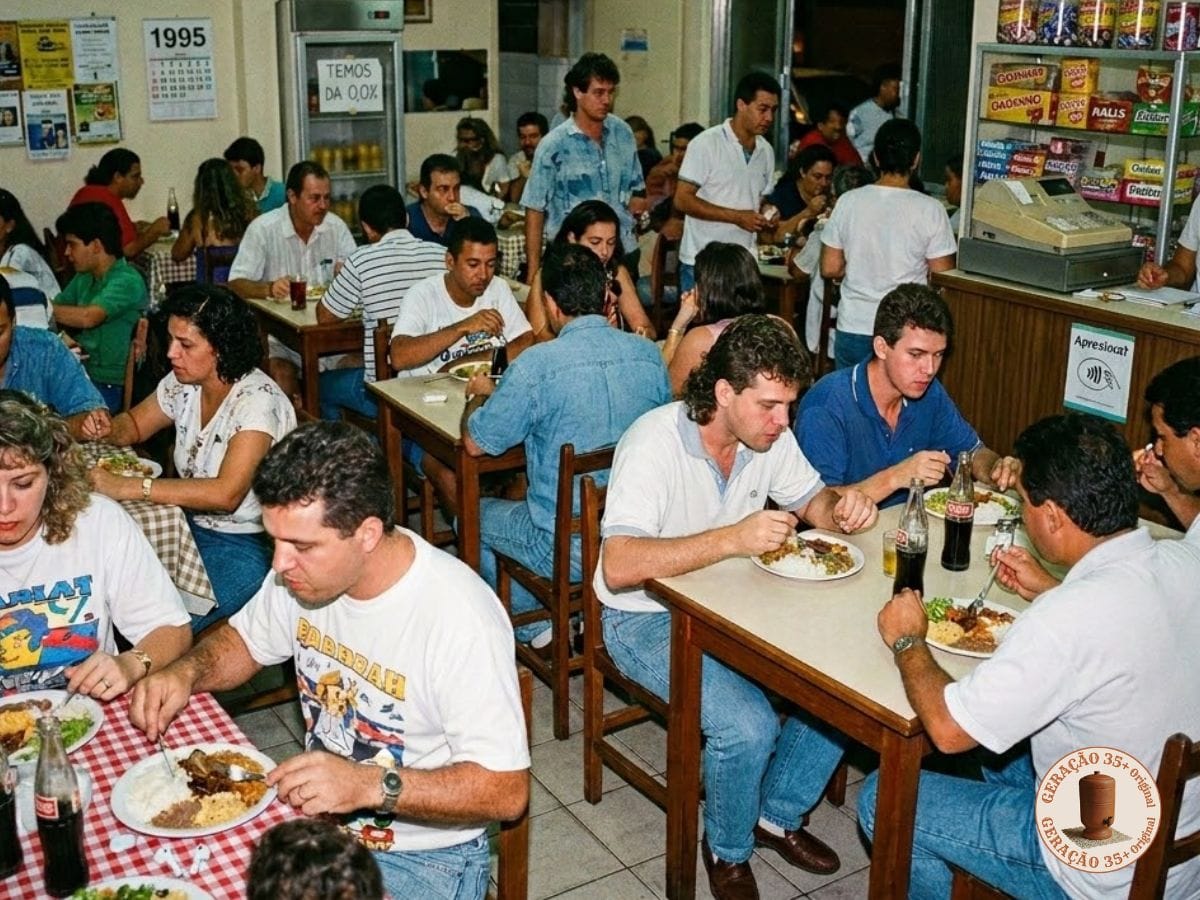 Título "Quais os intrusos no restaurante em 95?" sobre foto de restaurante dos anos 90 com estilo analógico e flash direto. Várias pessoas almoçam em mesas de madeira. Os objetos modernos ocultos são: fones de ouvido sem fio brancos sobre a mesa de toalha xadrez no canto inferior, uma placa escrito "APROXIMA?" com símbolo de ondas no balcão do caixa registrador mecânico e um papel escrito "TEMOS DA 0,0%" colado no freezer ao fundo. Calendário de 1995 na parede e selo da Geração 35+ Original
